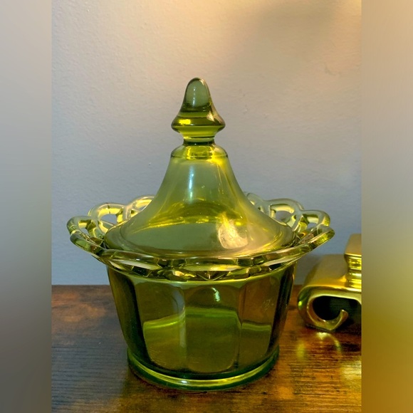 Green Imperial Glass Candy Dish with Circus Top Lid Laced Edge Vintage - Picture 1 of 8